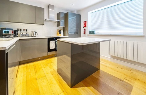 Camberley Apartment | Cozy 2BR in Surrey | Pet-Friendly, Fast Wi-Fi, Netflix