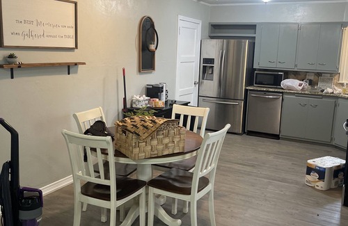 Enid House | Cozy 2BR Lincoln House