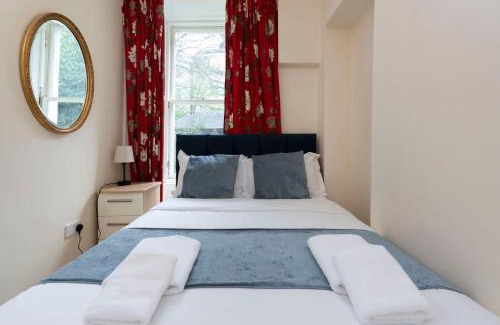 West End Apartment | Cozy 2BR Retreat - City Centre