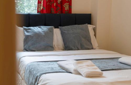 West End Apartment | Cozy 2BR Retreat - City Centre