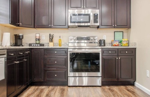 Oxford House | Cozy, 3 Bed & 3.5 Bath - Walk to Uptown & Miami U!