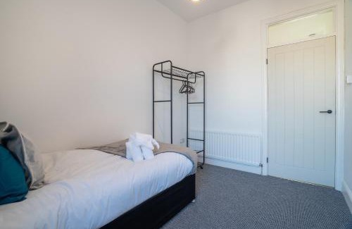 Gateshead Apartment | Cozy 3 Bed Apartment - Parking