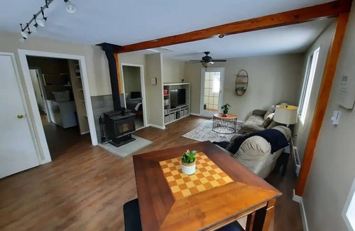 Thompson Okanagan Cottage | Cozy 3 bedroom cottage in the woodsnn