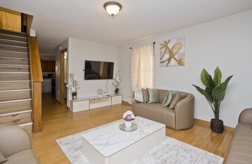 Springfield House | Cozy 3-bedroom Duplex2 in beautiful Springfield with WiFi, central AC