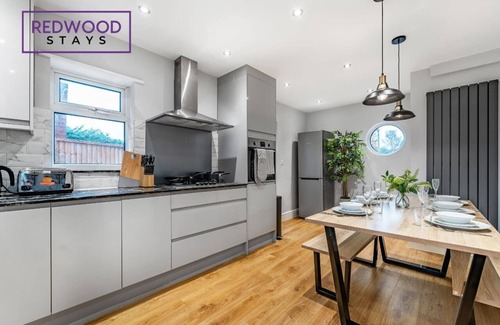 Camberley House | Cozy 3 Bedroom House in Camberley, Free Parking