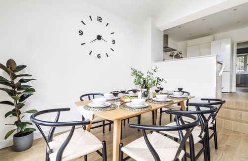 Epsom Cottage | Cozy 3 Bedroom Terrace Cottage in Epsom