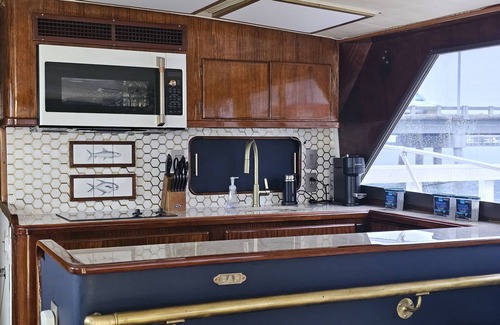 Whitney Beach Boat Rental | Cozy 3-bedroom boat on Anna Maria Island