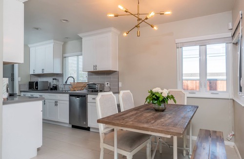 Anaheim Resort House | Cozy 3 Br private house near Disneyland, Anaheim Convention, Old town Orange