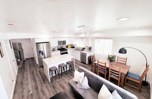 Mid City Apartment | Cozy 3 BR Townhouse with Balcony
