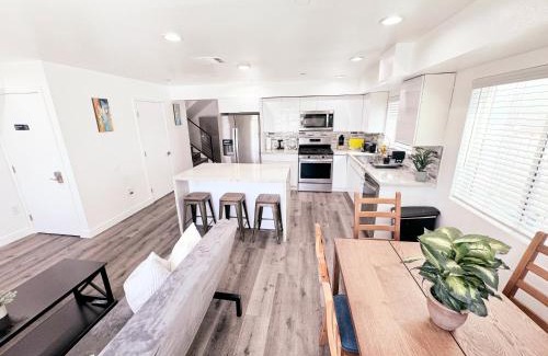 Mid City Apartment | Cozy 3 BR Townhouse with Balcony