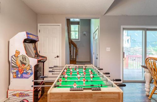 East Stroudsburg House | Cozy 3Br Fire Pit Hammock 2 Minutes to Beach