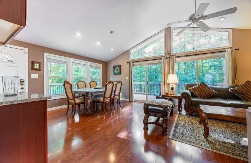 Livingston House | Cozy 3Br Lake Retreat with Backyard & Fire Pit