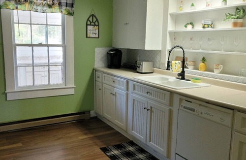 Walnut Cove House | Cozy 3BR-near Hanging Rock, Chateau Vie, Meadows, Friends wedding venues