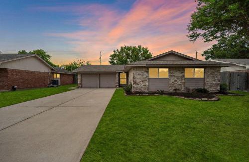 La Porte Apartment | Cozy 3BR Near Sylvan Beach BBQ & Covered Patio