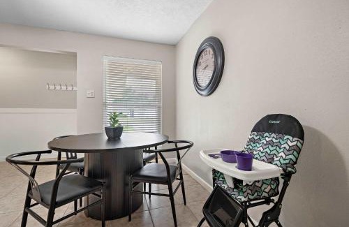 La Porte Apartment | Cozy 3BR Near Sylvan Beach BBQ & Covered Patio