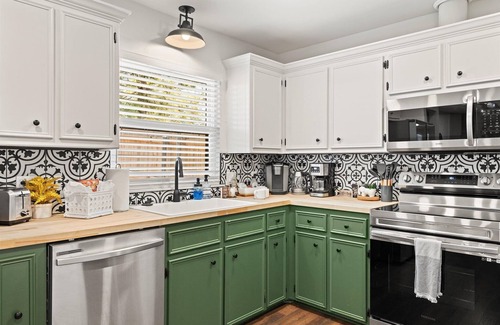 Weatherford House | Cozy 3BR with King Beds, Grill, AC, WiFi & Coffee! — Near Downtown Weatherford