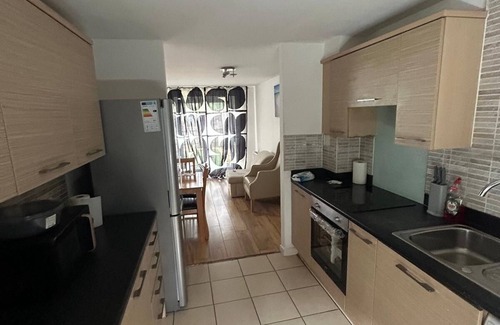 Dartford House | Cozy 4 Bed House ~ Entire Home in Kent Parking/Contractor/Family/Corporate