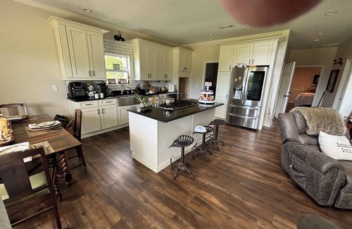 Ragland House | Cozy 4-bedroom barn with AC and WiFi in lovely Ragland. Unwind and enjoy.
