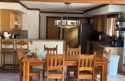 Los Ojos Cabin | Cozy 4-bedroom cabin in Chama with relaxing mountain vibes
