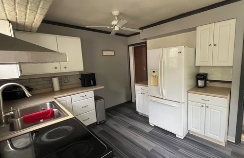 Flint House | Cozy 4-bedroom house 5 minutes from Flint airport