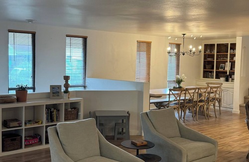 Price House | Cozy 4-bedroom house in awesome Helper with WiFi, AC