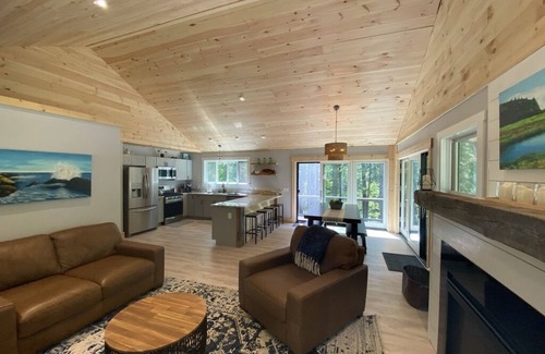Norway House | Cozy 4 bedroom Lakehouse on Norway Lake
