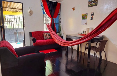 El Palmar House | Cozy, 4 mts to walmart, Plaza Mundo, 1 hr to the beach, 35 mts to Lake Ilopango.