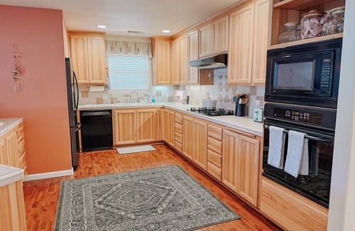 Shasta View House | Cozy 4bd Home w/3 King Beds + EV Charger + Trailer Parking