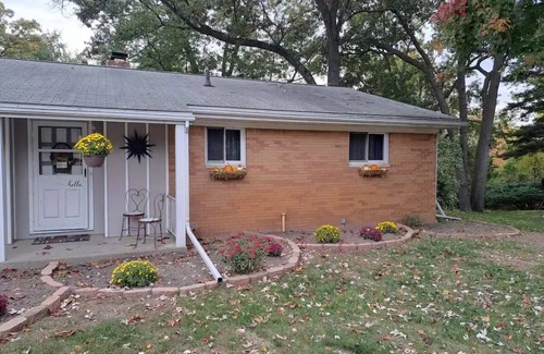 Holly House | Cozy 5 bedroom home in Holly MI