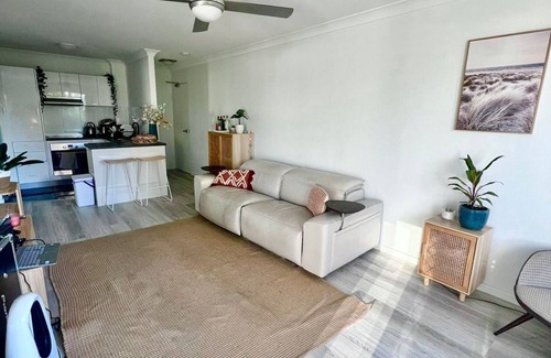 Surfers Paradise Condo | Cozy 50m2 1 room apartment with AC, Pool & Spa. Great location
