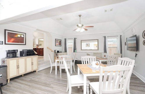Humble House | Cozy 8BR Rustic House near IAH & Downtown Sleeps 19, Event-ready, Spacious Yard