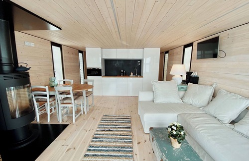 Plaue Boat Rental | Cozy and romantic houseboat in a prime location with fireplace and sauna.