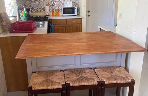 Gambier House | Cozy Airport Townhome near the Airport & walking Distance to the Beach