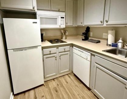 South Central Omaha Apartment | Cozy Aksarben Living-close to I-80 & WFH desk