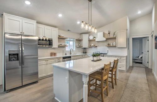 Bloomington House | Cozy and Chic Abode about 11 Mi to Bloomington Lake