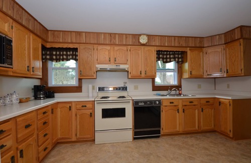 Williamstown House | Cozy and quaint country cottage, walk to downtown Williamstown