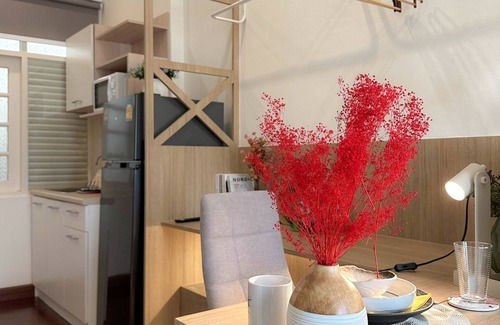 Pom Prap Apartment | Cozy and large bed. Working space, 350m to MRT and Chinatown