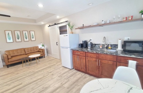 Keaau House | Cozy and Modern Style Studio with King Size Bed Free Laundry in HPP