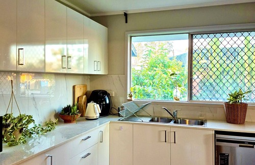 Logan Central House | Cozy and Vintage Retreat between Brisbane and Gold Coast! Beautifully Decorated!