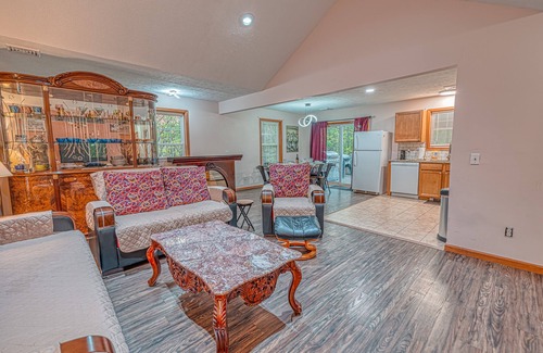 Briar Crest Woods Cottage | "Cozy Antilia" Hot Tub, Sauna & Game Room