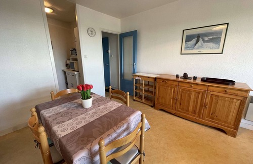 Saint-Hilaire-de-Riez Apartment | Cozy apartment near beach with balcony and sea view