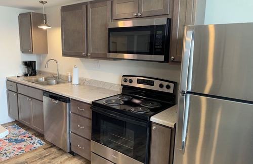 Hannibal Apartment | Cozy apartment close to downtown Hannibal with full kitchen, A/C, and Wi-Fi