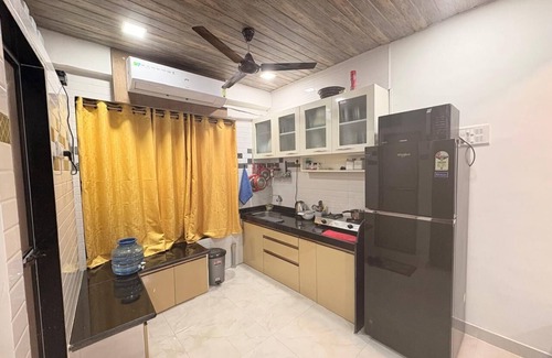Pali Hill Apartment | Cozy apartment in beautiful Chuim village, Bandra west