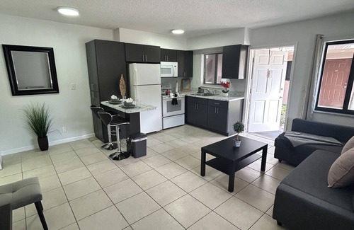 Little Ranches Apartment | Cozy apartment in Hollywood. Ideal Location Near Beach, Shops, and Highways