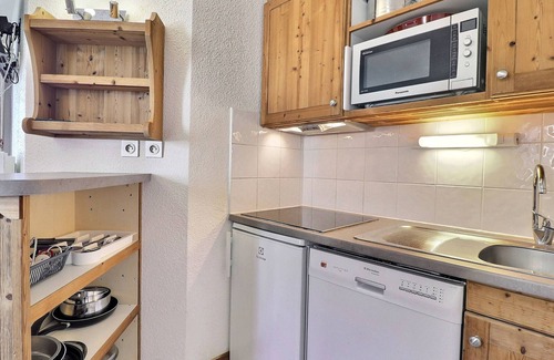 La Perriere Apartment | Cozy Apartment in La Tania – Ski-in/Ski-out, Sleeps 6, With Balcony