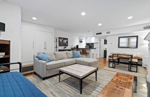 Old Town Triangle Apartment | Cozy Apartment in Lincoln Park