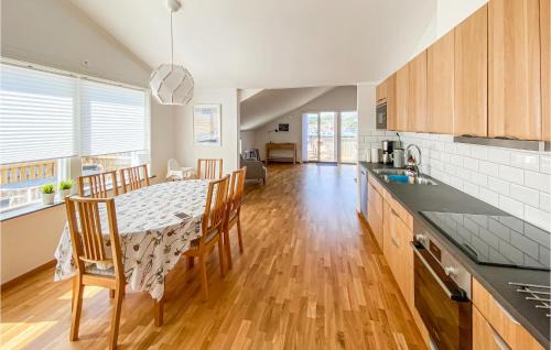 Ronnang Apartment | Cozy Apartment In Rönnäng With Kitchen