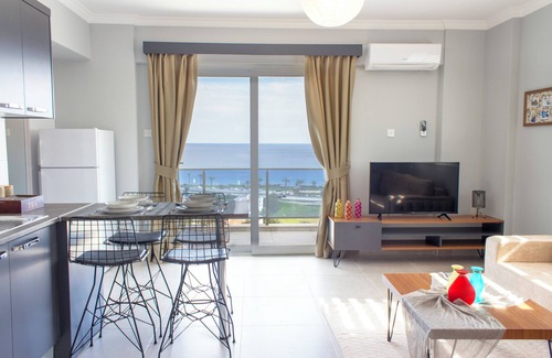 Trikomo Apartment | COZY APARTMENT WITH AMAZING SEA VIEW IN THE BUSTLING LONG BEACH