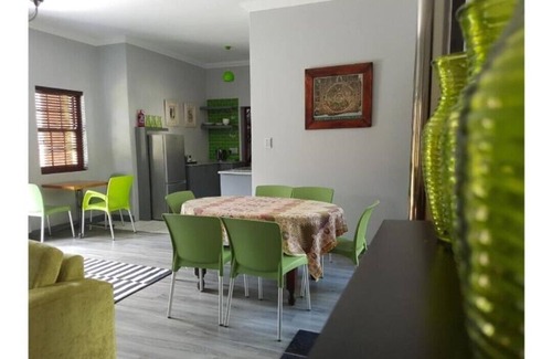 Eastcliff Apartment | Cozy Apartment with Garden View