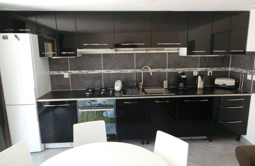Gareoult Cottage | Cozy apartment with pool access, unobstructed view of the valley, quiet